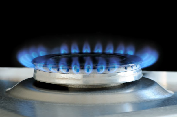 厨房煤气炉上燃烧天然气图片下载