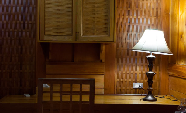 优雅的灯在温暖的室内房间图片下载