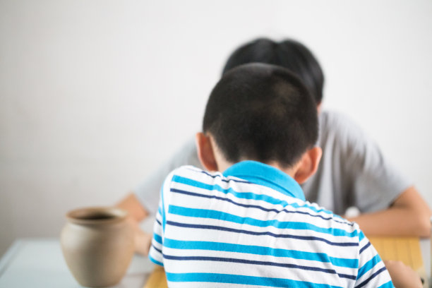 妹妹和弟弟在家里玩围棋图片下载