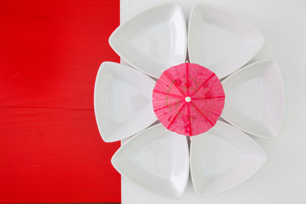 寿司用的陶瓷碗和装饰鸡尾酒伞图片下载