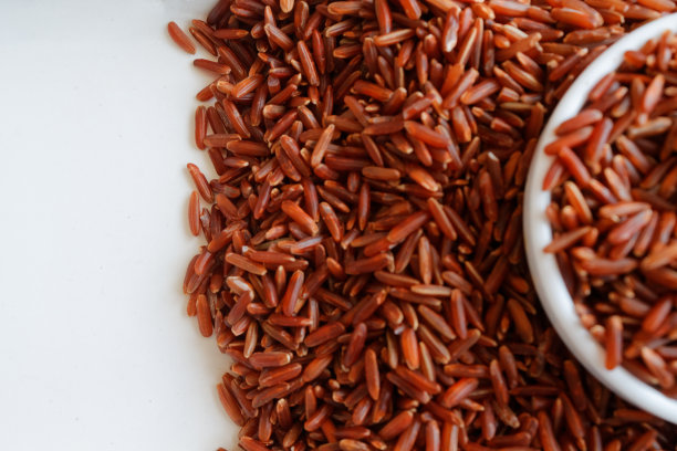 茉莉花糙米小盘饭适当的营养和健康的生活方式的概念。顶部视图，特写作为背景或纹理图片下载