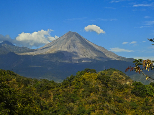 火山和丘陵。图片下载