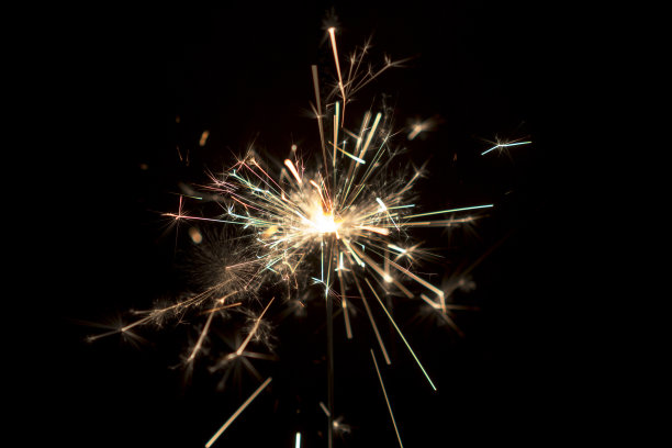 美丽的火花在黑色的背景素材图片