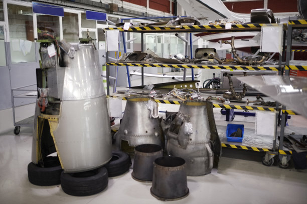 飞机机库中的机械零件图片下载