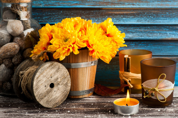 黄色的菊花，点燃金色的蜡烛图片下载