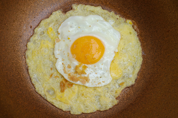 泰国街头小吃曼谷:特色煎蛋——煎蛋卷图片下载