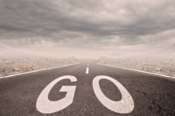 把字涂在柏油路上图片下载