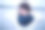 穿着白色毛衣，围着针织围巾的女人图片下载