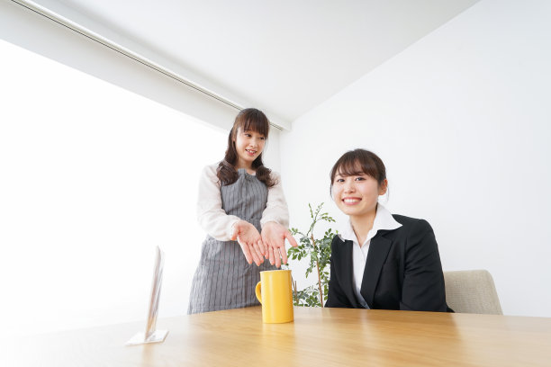 在咖啡馆工作的女人图片下载