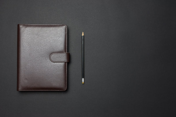 桌上有笔记本和笔图片下载