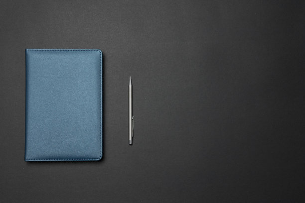 桌上有笔记本和笔图片下载