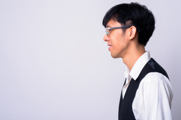 白色背景下的年轻亚洲商人肖像图片下载