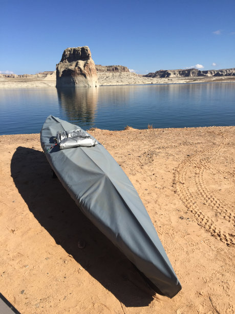 孤岩在鲍威尔湖，佩奇，美国亚利桑那州图片下载