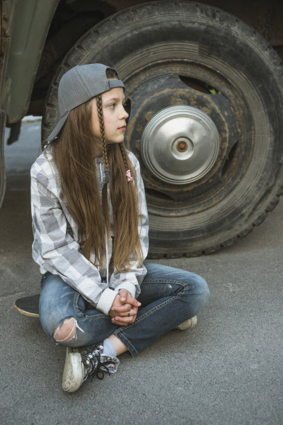 女孩坐在卡车旁边图片下载