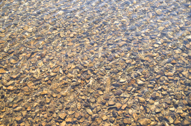 小溪中的卵石或小溪中的流水特写图片下载