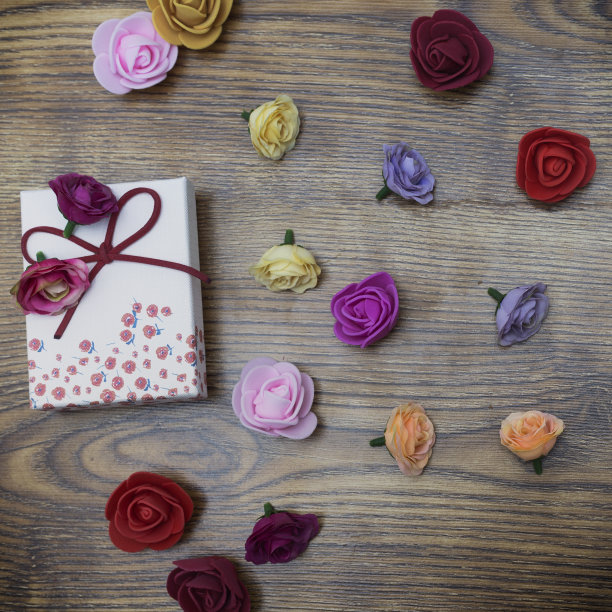 情人节的象征。木桌上有一组玫瑰的礼盒。前视图。图片下载