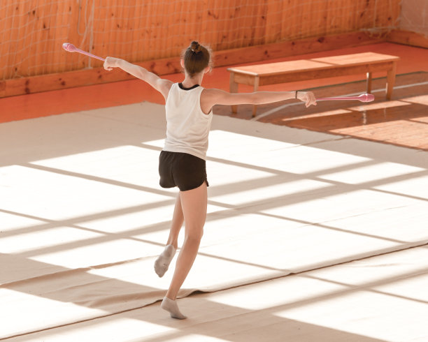 大厅里有个女孩在练职业体操图片下载