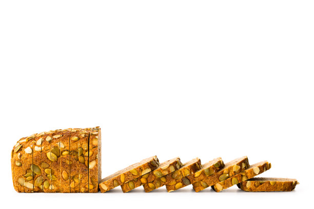 全麦粒切片孤立在白色背景上图片下载