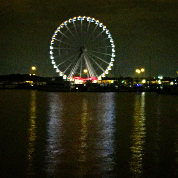 美国弗吉尼亚州国家港口的摩天轮图片下载