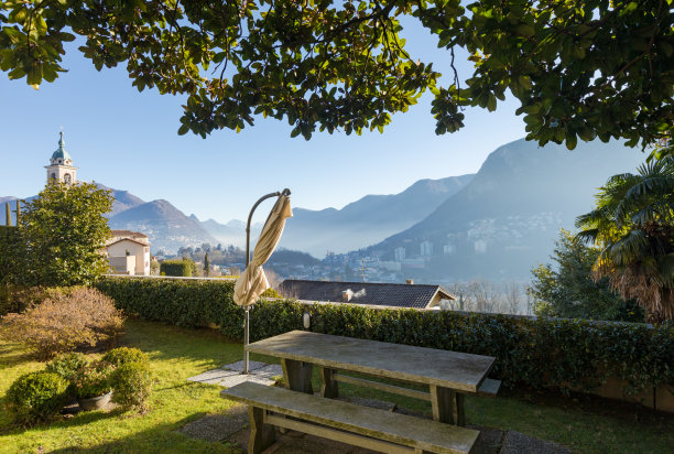 房子的后面，是有绿色草坪的花园图片下载