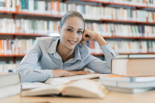 微笑的年轻的学生图片下载