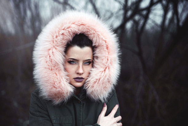 年轻女子的肖像，穿着夹克与兜帽图片下载