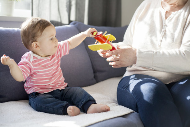 宝宝和奶奶在一起图片下载