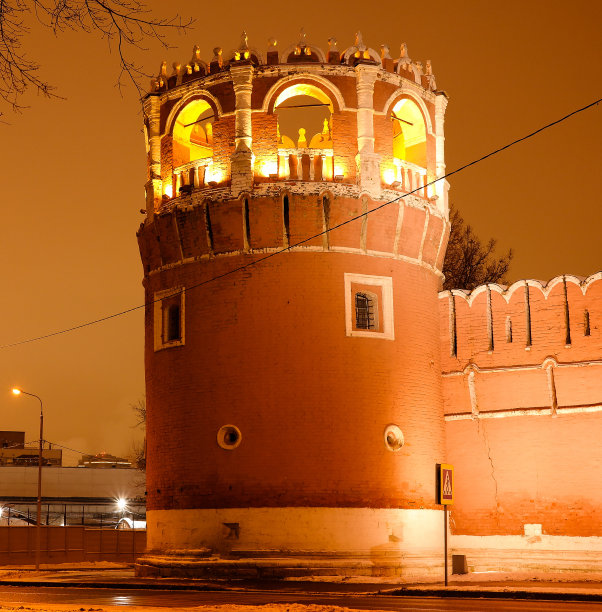 冬夜在莫斯科东斯科伊修道院的堡垒和墙壁图片下载