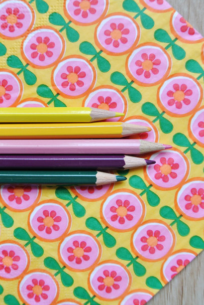 花背景上的彩色铅笔图片下载