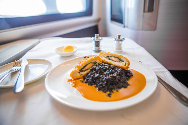 飞机头等舱提供的餐点图片下载