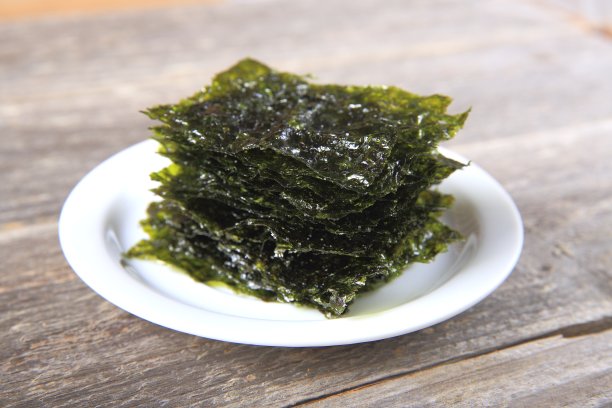 白色盘子上的海草干图片下载