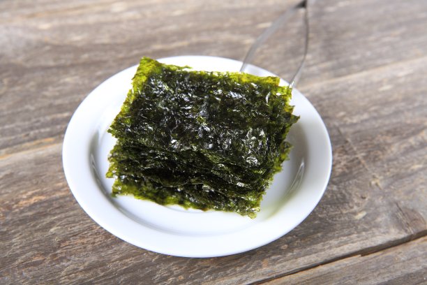 白色盘子上的海草干图片下载