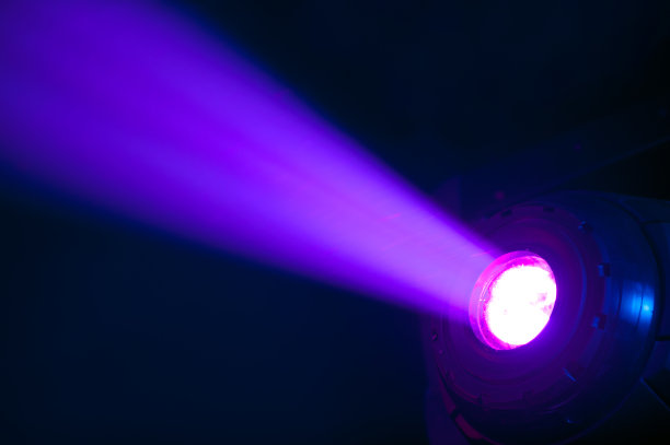 舞台聚光灯与紫色光束图片下载