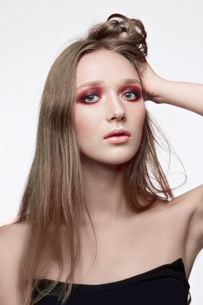 时尚肖像的金发女孩与红眼睛在白色图片下载