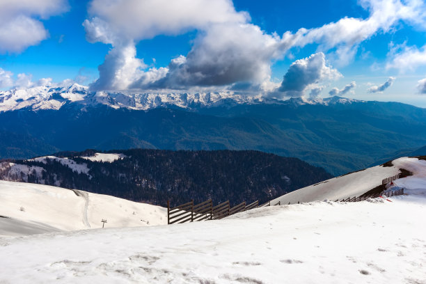 高加索山脉滑雪胜地，罗莎峰，索契，俄罗斯。图片下载