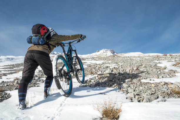 雪骑自行车图片下载