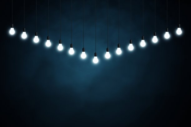 深蓝色背景上的灯泡图片下载