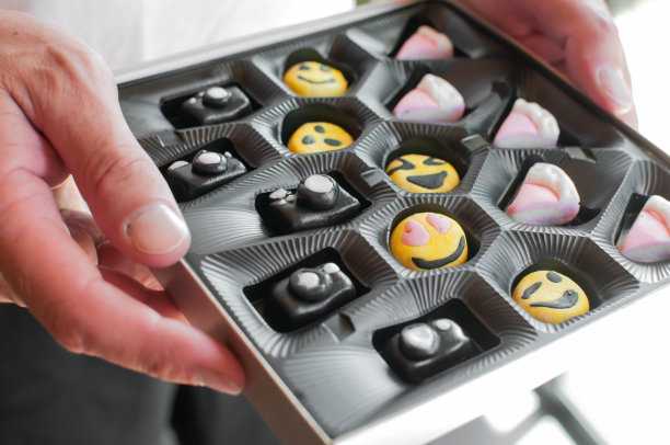 相机、表情符号和蛋糕主题的可食用甜食在托盘里图片下载