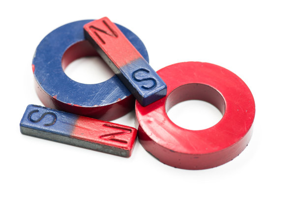 各种磁铁隔离在白色背景上图片下载