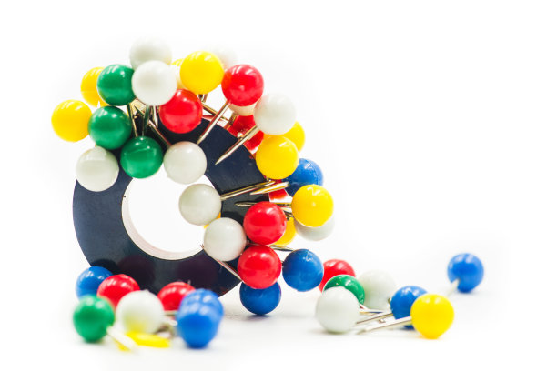 圆磁铁吸引纸针隔离在白色图片下载