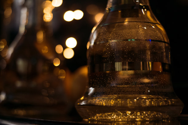 水烟热煤在水烟碗黑色背景。时尚的东方水烟。五彩缤纷的拍摄图片下载