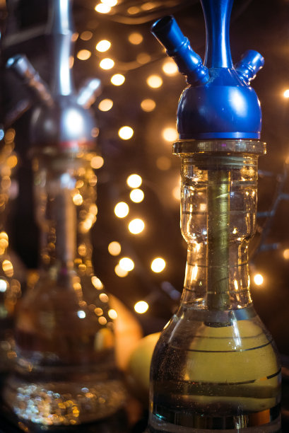 水烟热煤在水烟碗黑色背景。时尚的东方水烟。五彩缤纷的拍摄图片下载