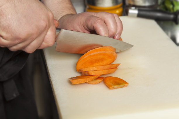 厨师正在切胡萝卜图片下载