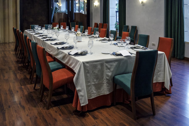 宴会厅喜庆的餐桌布置图片下载