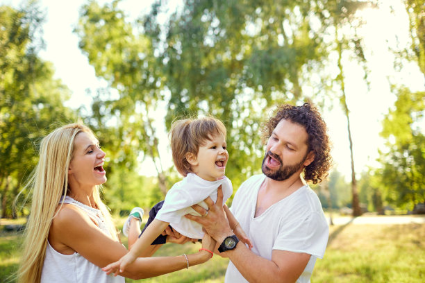 快乐的家庭在公园里图片下载