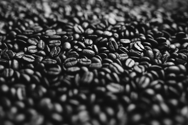 烘焙咖啡豆背景。抽象的结构模式。黑白照片图片下载