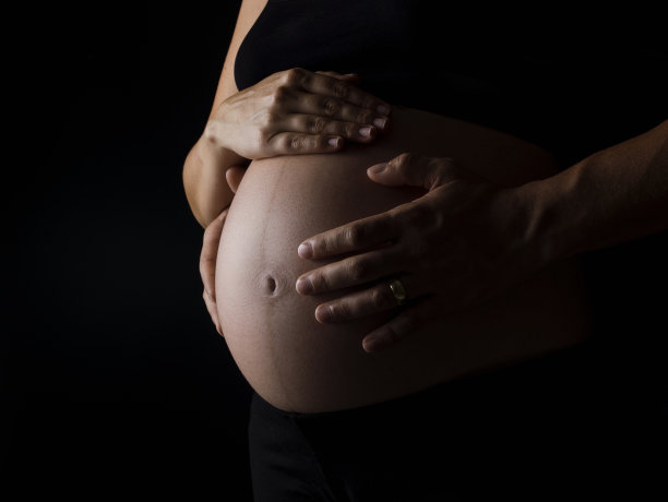 情侣的手放在孕妇肚子上特写图片下载