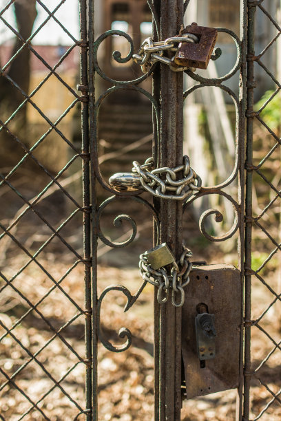 锁着的金属门图片下载