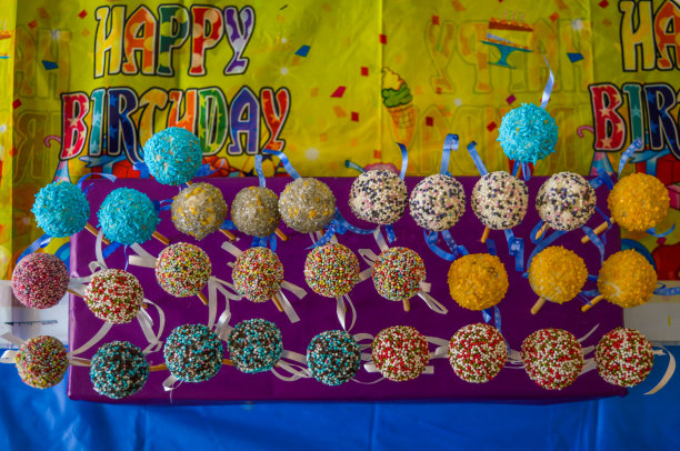 生日派对，五颜六色的巧克力蛋糕棒棒糖图片下载