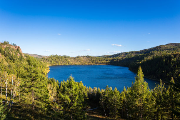 火山口湖四周森林环绕图片下载